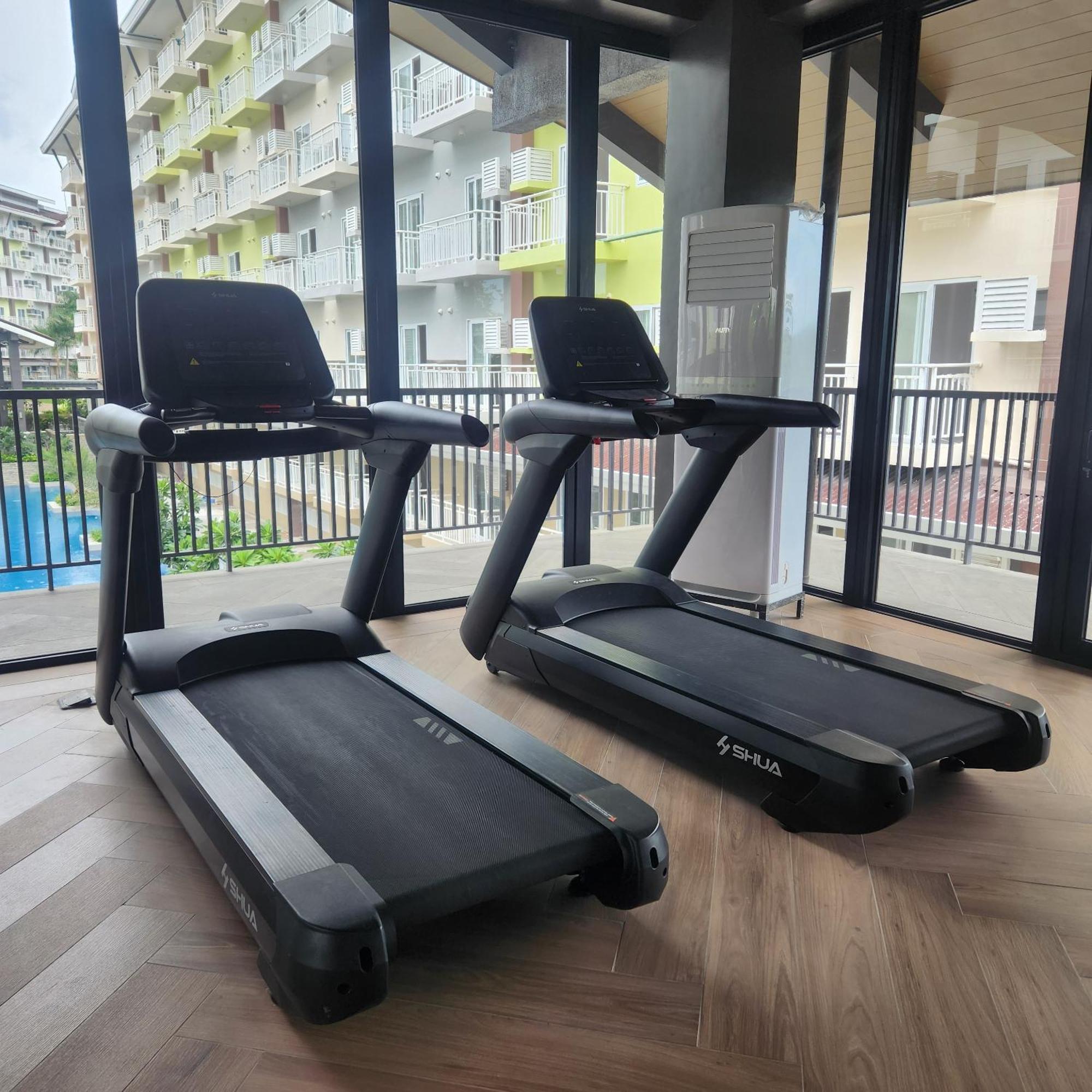 Condo Azur Suites: Stylish Airport Retreat with Netflix and Luxe Pool Lapu-Lapu City Exterior photo